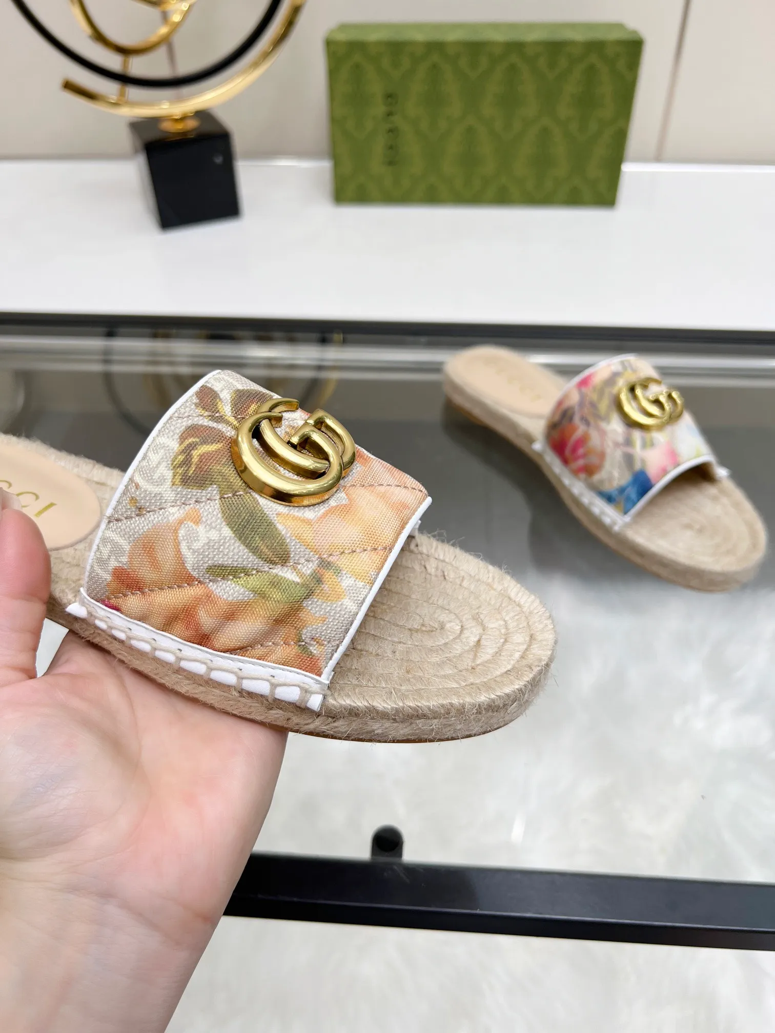👟👟Ex-factory price 320👟👟 Gucci slippers fisherman shoes new color Injection molded one-piece straw bottom, high-end quality Fabric: Double G imported fabric Lining: sheepskin lining Code number: 35~42 Fabric styles include apricot, floral, pink, black, blue, burgundy, champagne, green, orange, cyan, starry sky, more than 30 colors to choose from, many colors to be updated in the future ,,,,,,,,
